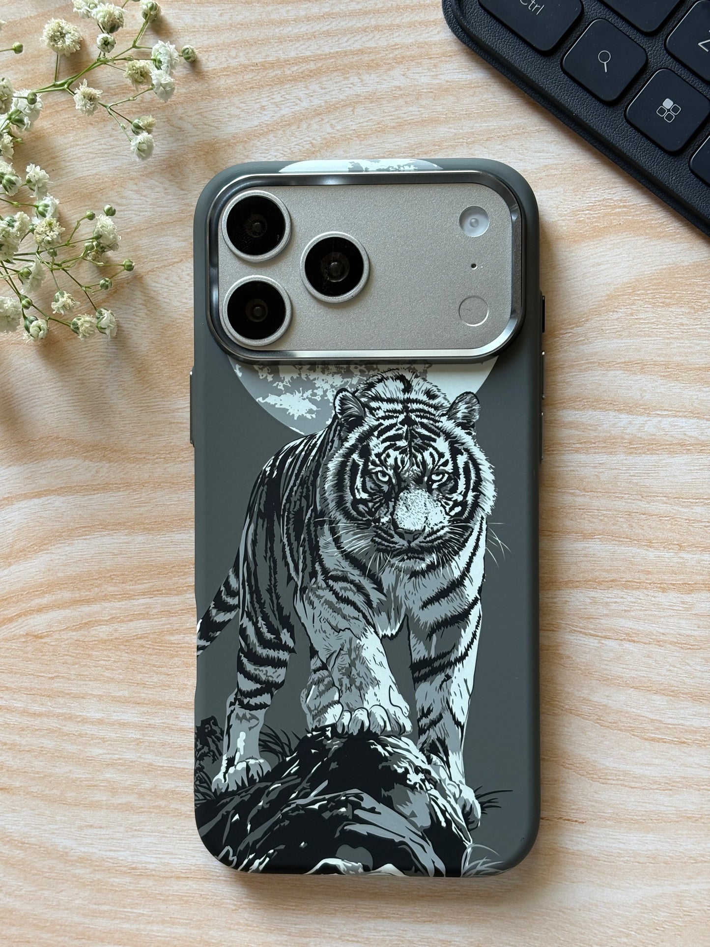 Silver Moon Tiger - magsafe case