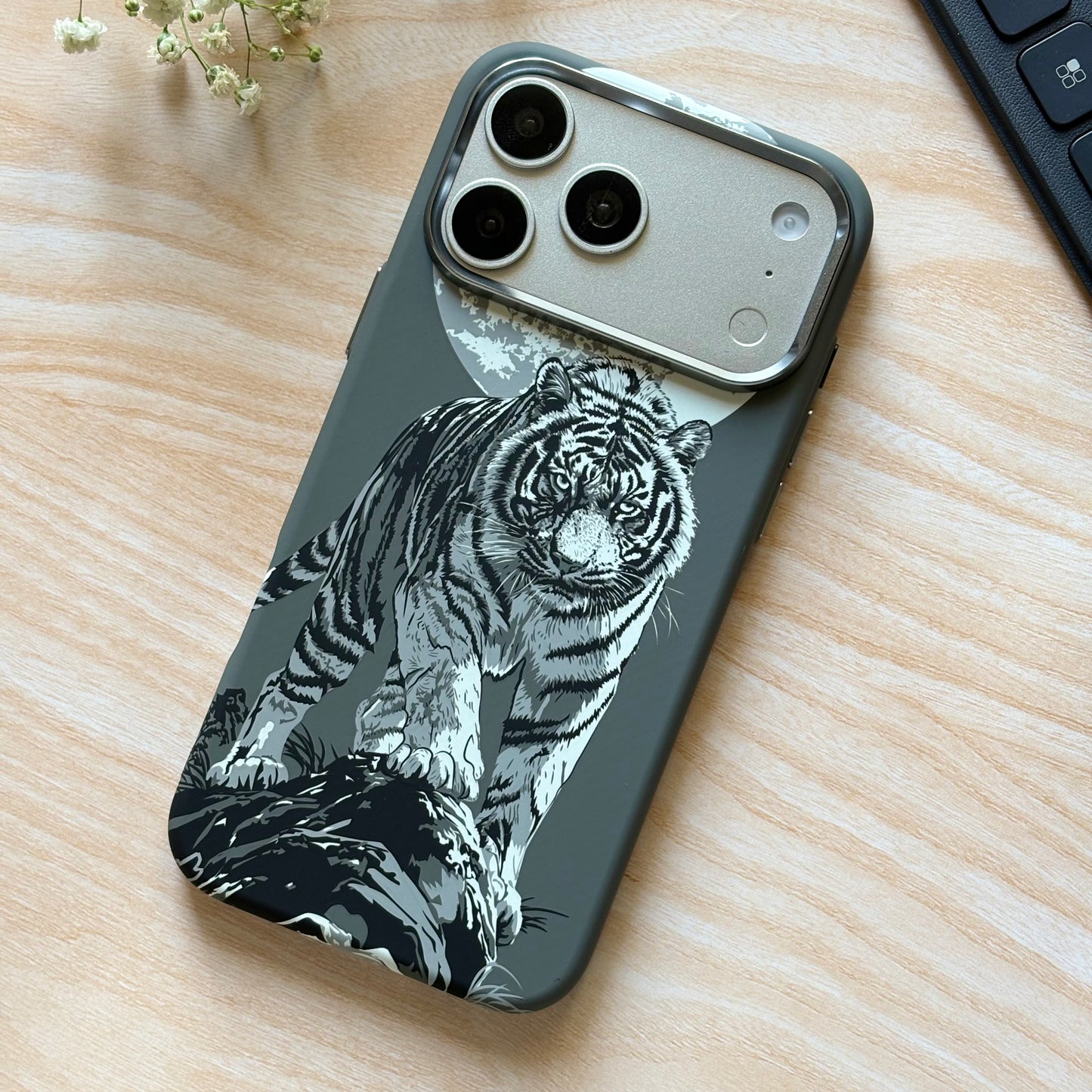 Silver Moon Tiger - magsafe case