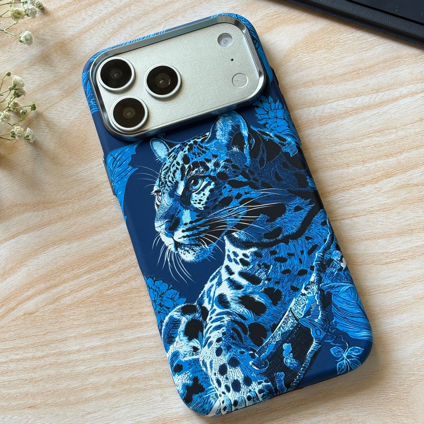 Sapphire Stalker – MagSafe Case
