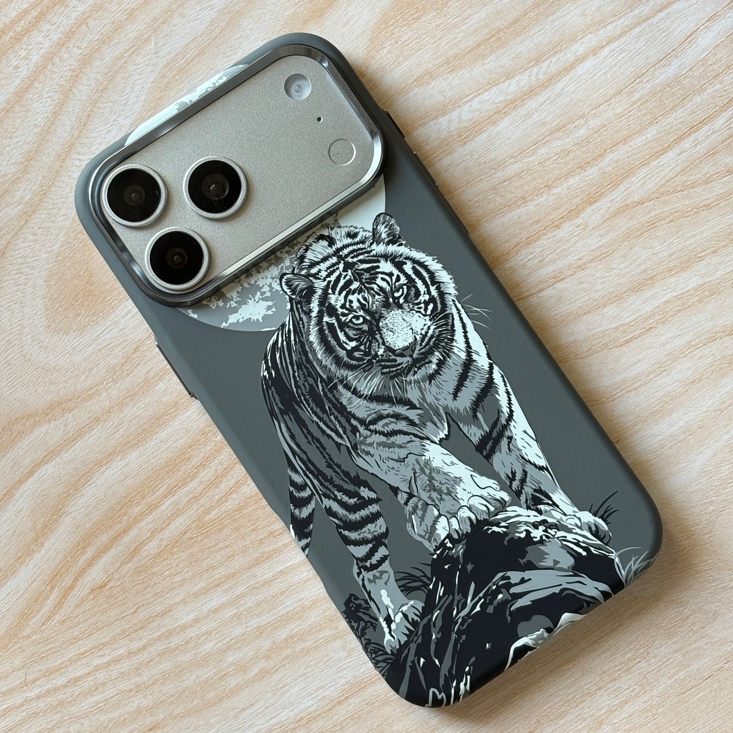 Silver Moon Tiger - magsafe case